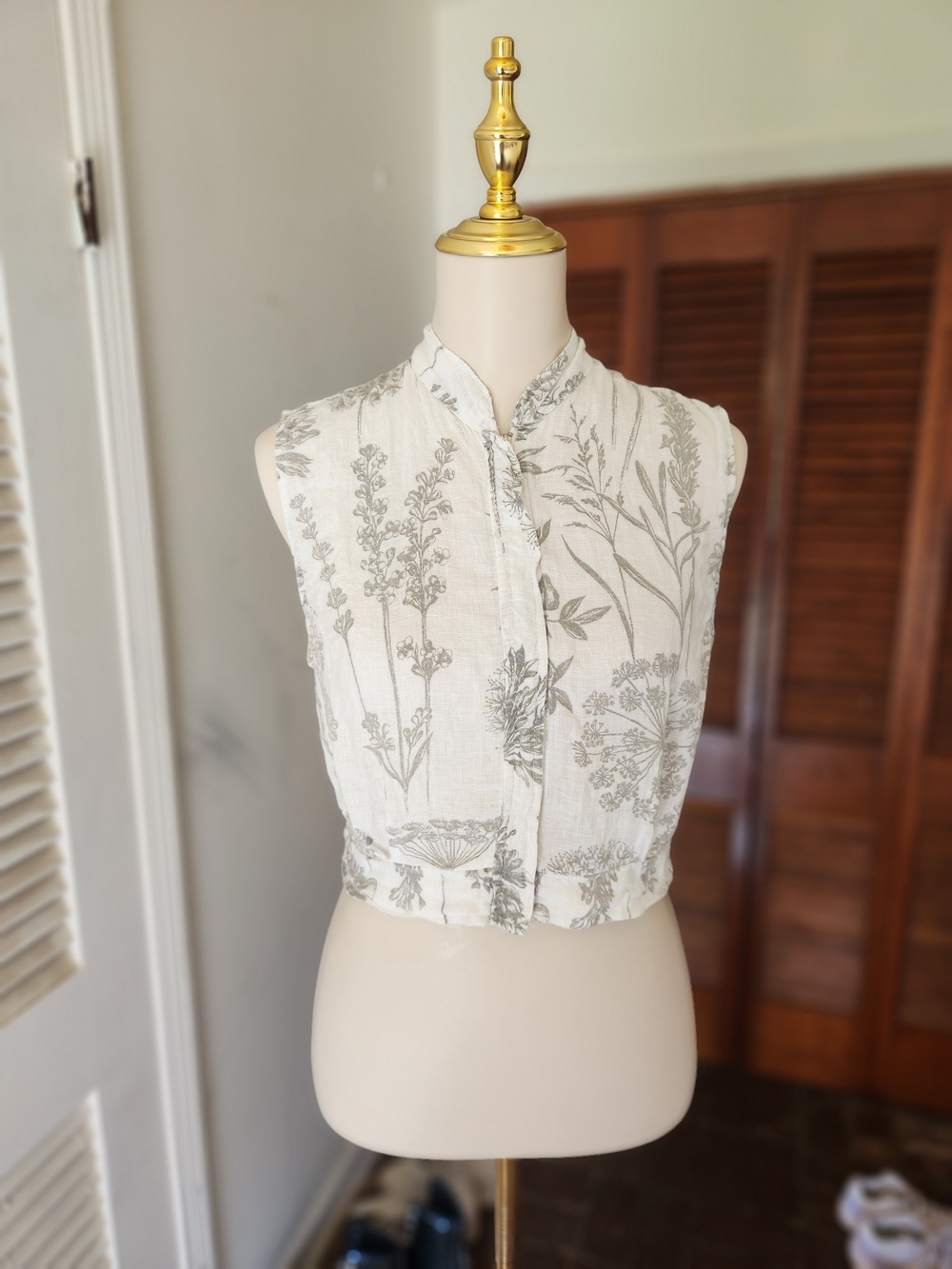 Laura Bianchi Sleeveless Floral Zip Up Crop Top
